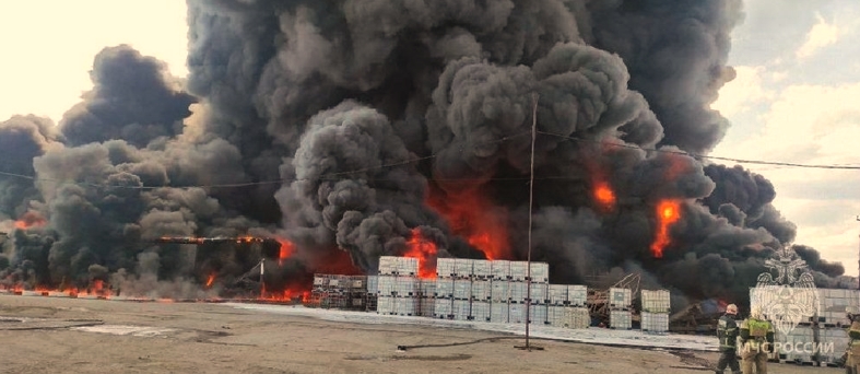 4 月 19 日，在俄國的諾夫哥羅德，一座儲存化學物質的倉庫發生大火，4,000 平方公尺的廠房燒光。 圖 : 翻攝自推特