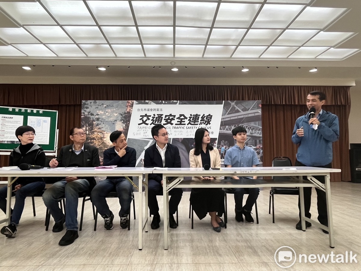 交通局長謝銘鴻(右1)。 圖:周煊惠 / 攝