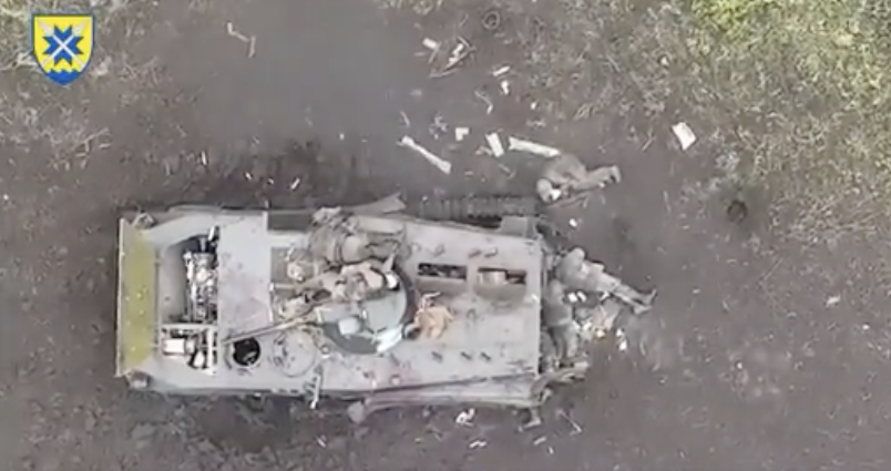 俄軍遭烏軍下的無人機空投手榴彈及地雷包圍突襲，滿地哀嚎。 圖：翻攝自@bayraktar_1love Twitter