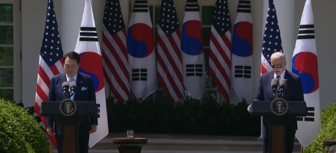 美國總統拜登(右)與韓國總統尹錫悅在白宮舉行聯合記者會，發表《華盛頓宣言》，稱反對中國用武力改變台灣現狀。 圖 : 翻攝自白宮官網影片