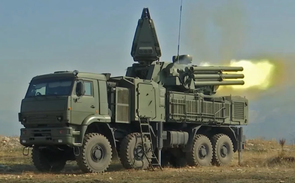  俄軍裝備的「鎧甲-S1 Pantsir-S1」彈砲合一防空系統。 圖：翻攝自彭湃新聞 