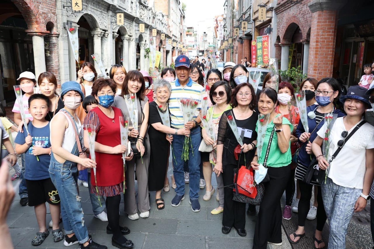 郭台銘6日下午走訪大溪老街,分送康乃馨給婆婆媽媽。 圖:翻攝郭台銘臉書
