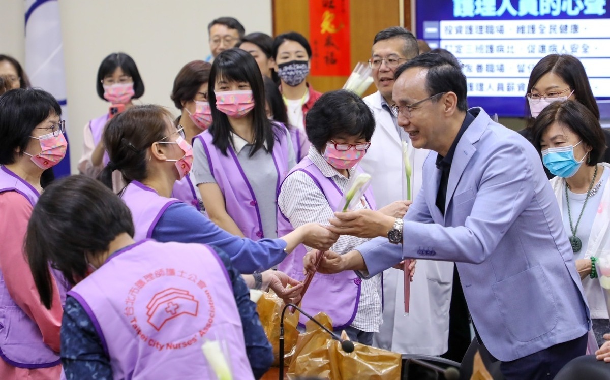 國際護師節前獻花致敬 朱立倫：台灣過勞之島典型就呈現在醫護身上 | 政治