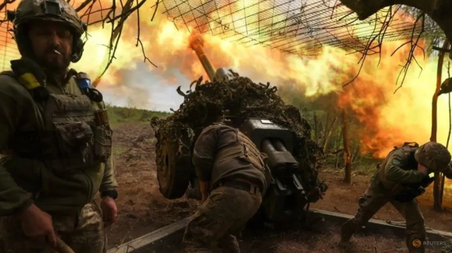 烏軍砲擊俄軍在巴赫穆特的陣地 圖 : 翻攝自騰訊新聞/空天力量 烏軍砲擊俄軍在巴赫穆特的陣地 圖 : 翻攝自騰訊新聞/空天力量