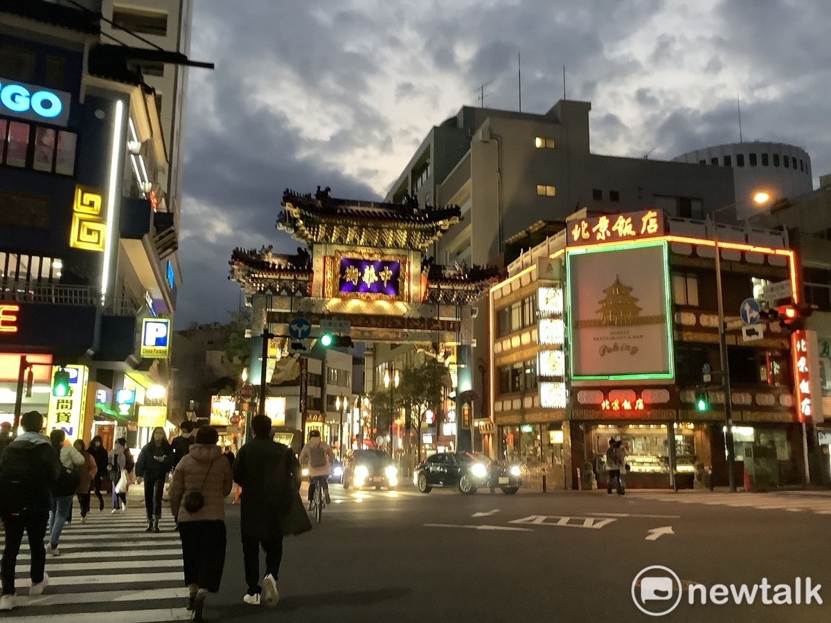 橫濱中華街關內車站附近有中國人冒充台灣人而拉客去坑人吧或在馬殺雞店抽走客人錢包中的鈔票等。 圖：劉黎兒攝