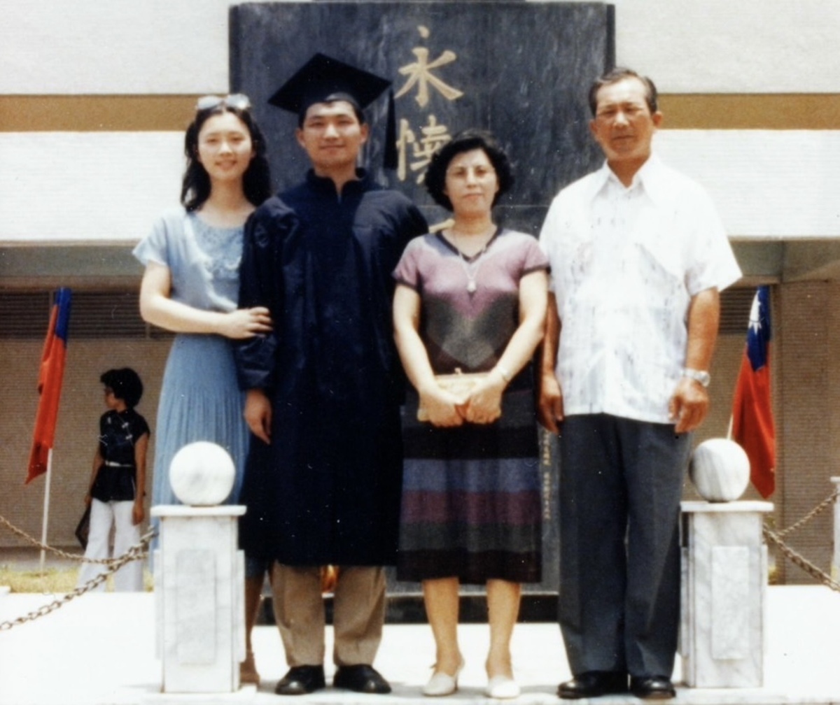 ▲ 今（14）日母親節，也是新北市長侯友宜母親過世滿一週年的日子（台語：作對年），侯友宜返回嘉義朴子老家祭拜母親，他說小時家境不好，母親做的荷包蛋汁包著白米的香味，就是他無法忘懷的鄉愁。想到母親生前的點點滴滴，硬漢的眼眶不覺泛紅了。（圖／新頭殼）