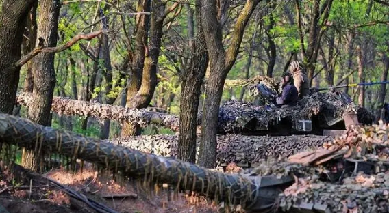 烏軍第3突擊旅坦克營攻入巴克穆特俄軍陣地。 圖 : 翻攝自騰訊網/空天力量
