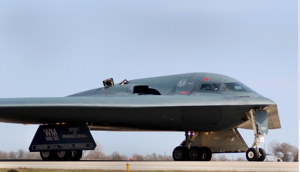 多架美軍 B-2 隱形轟炸機和英軍戰機在多次空襲中擊毀了隱藏於地下的軍事據點。 圖 : 翻攝自維基百科 
