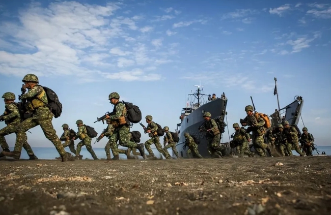 中國解放軍針對台灣進行兩棲登陸演習。 圖：翻攝自濤聲觀察