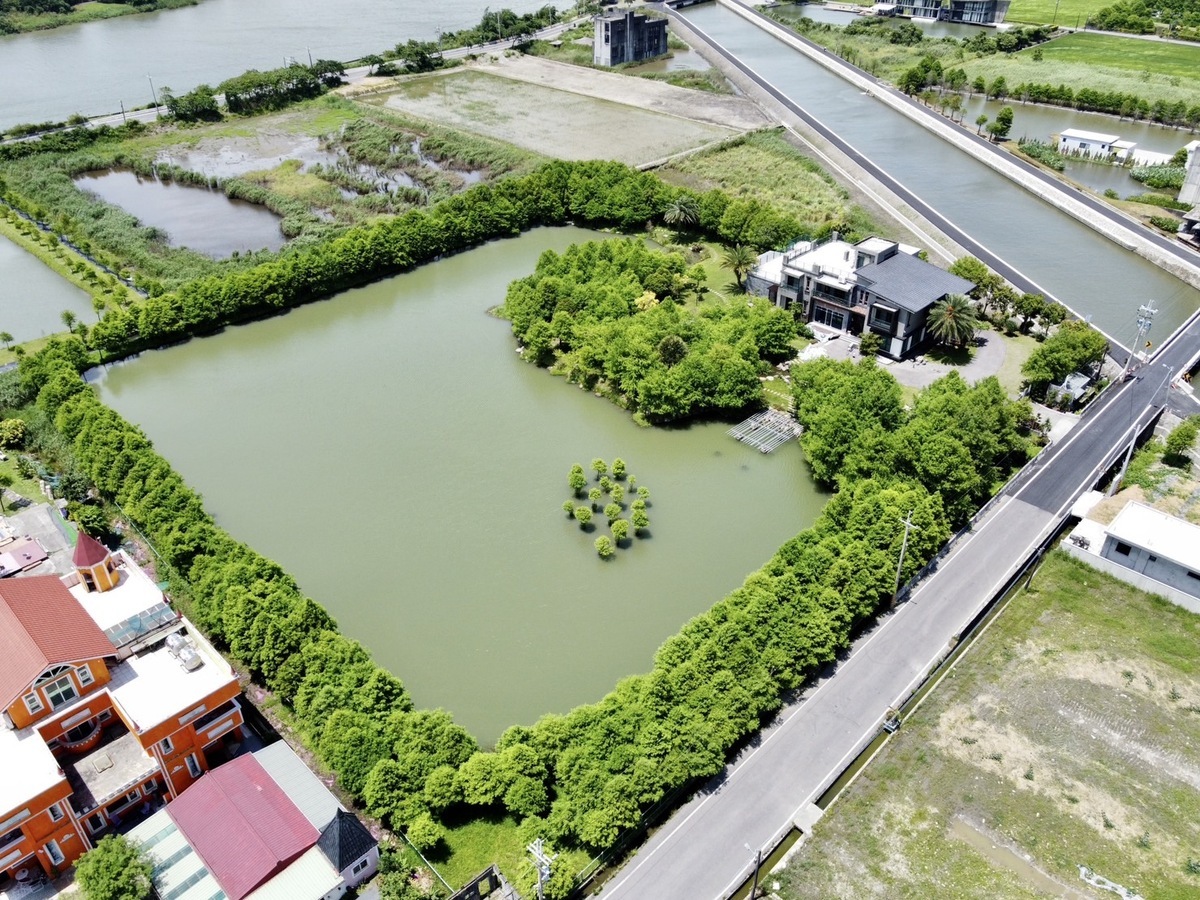 黃國昌：這塊於2020年購入登記於曾耀鋒妻子張淑芬名下的200坪豪宅，占地超過1600坪，背後還緊鄰五結大湖，景色優美，難怪被曾耀鋒與其女友張淑芬拿來作為攏絡政商權貴的工具。 圖：取自黃國昌臉書