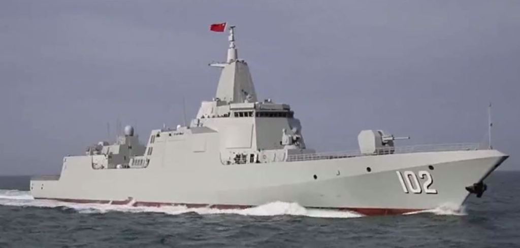  中國解放軍055型飛彈驅逐艦「拉薩號(舷號102)」。 圖：翻攝中國青年報(資料畫面) 