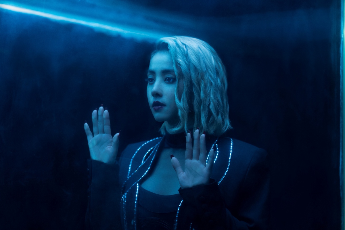 蔡依林為了完美詮釋廣告中的人物設定—莉莉絲在真實世界的化身，特地透過莉莉絲的視角揣摩遊戲角色心境 圖：暴雪娛樂/提供