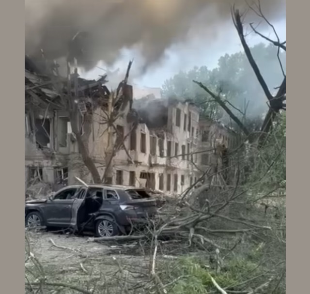 另一方面，針對最近俄羅斯對第聶伯羅市( Dnipro ) 的導彈襲擊，烏克蘭最高拉達 ( 議會 ) 與北約將於 26 日舉行緊急會議。 圖：翻攝澤連斯基臉書 