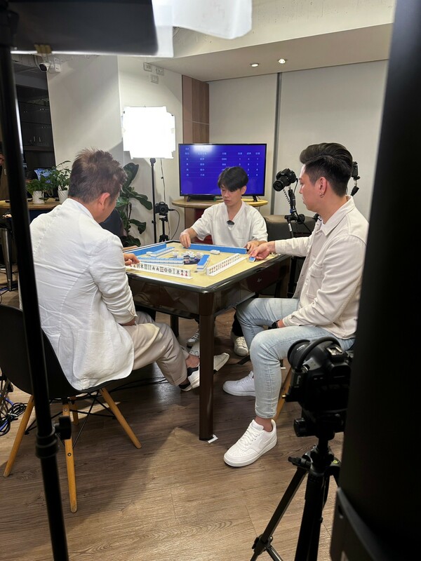 萬人台實況主羅傑在北風北逆轉戰局,抱走 104 萬 2 千元獎金。 圖:網銀國際/提供 萬人台實況主羅傑在北風北逆轉戰局,抱走 104 萬 2 千元獎金。 圖:網銀國際/提供
