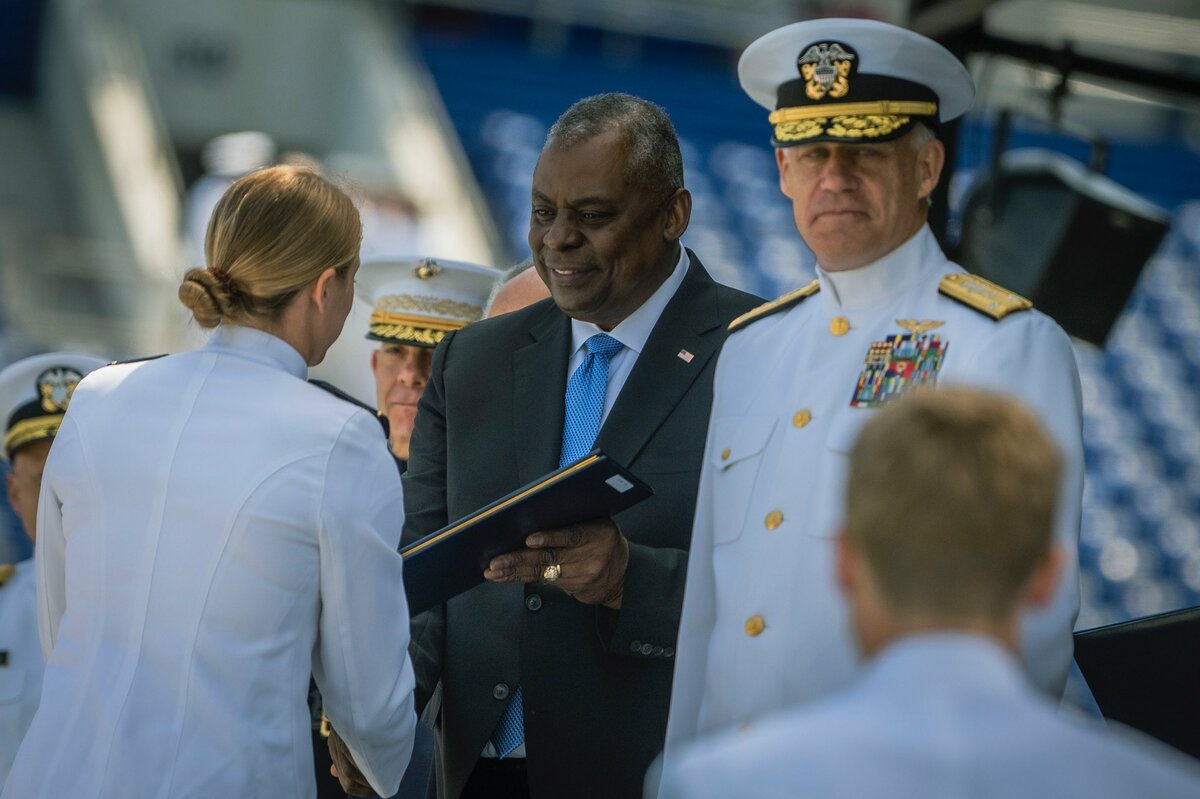 美國國防部長奧斯汀（Lloyd Austin）26日出席美國海軍軍官學校畢業典禮。 圖：翻攝奧斯汀臉書