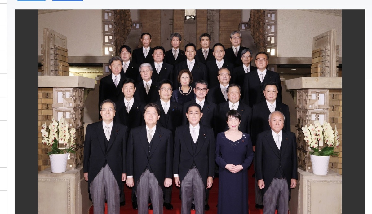 翔太郎模仿惡搞的畫面就是內閣成立時的合照，此為2022年8月第二次岸田內閣發軔時的照片。 圖：攝自首相官邸官網