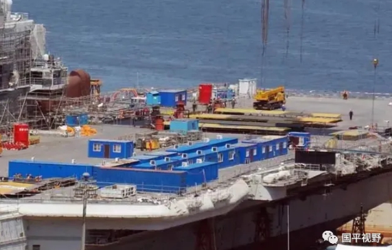 解放軍遼寧號航母正在進行大修。 圖 : 翻攝自國平視野