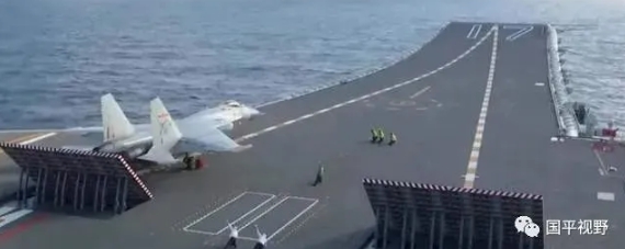  解放軍山東艦航母戰機準備起飛。 圖 : 翻攝自國平視野 