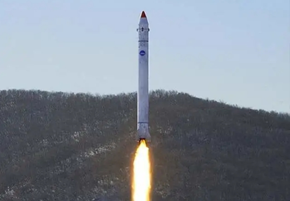 北韓今（31日）證實，該國試射了一枚軍事偵察衛星，但由於技術原因導致發射失敗，火箭墜入大海。 圖 : 翻攝自朝中社