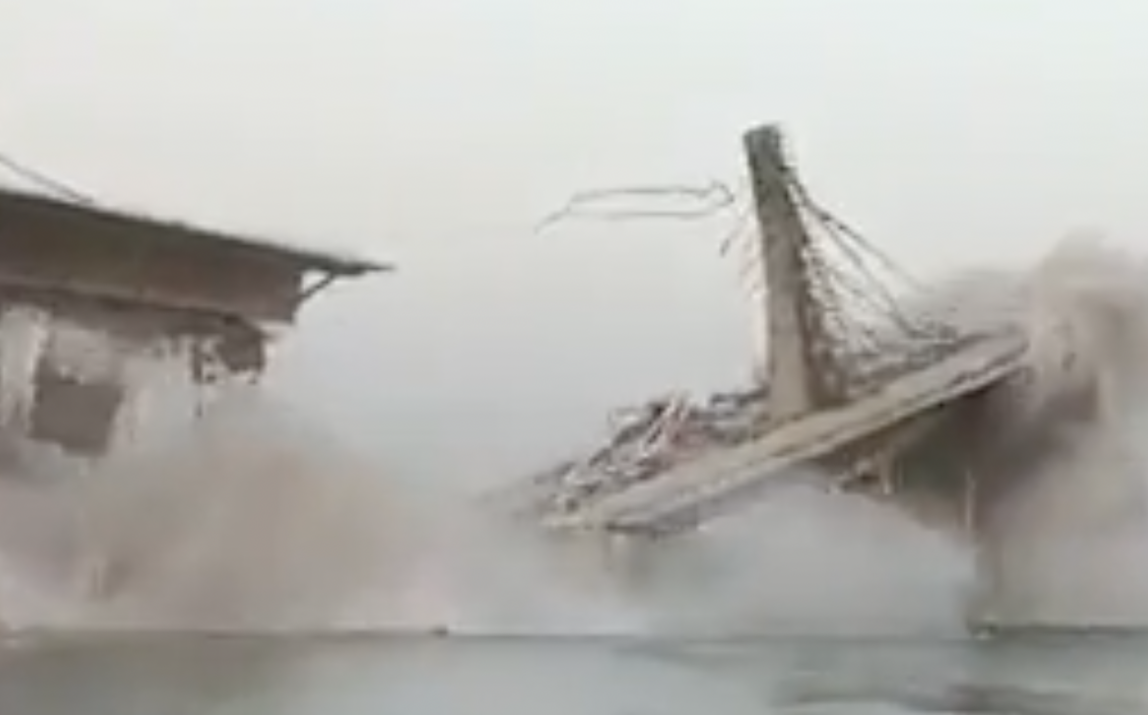 （影）豆腐渣工程！印度百億大橋14個月內二度坍塌 橋體斷裂瞬間曝光