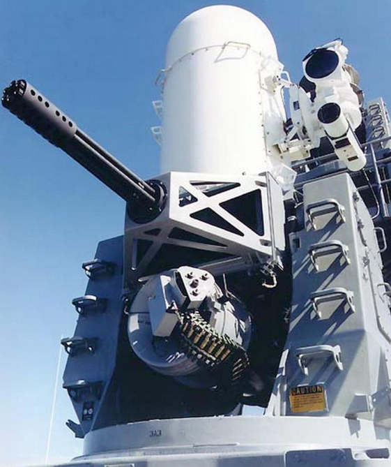 Mk 15「密集陣」近防武器系統是由雷神公司(Raytheon)研製,配備著名的 M61「火神(Vulcan)」20mm 加特林機砲,理論射速可達 4500 發/分鐘。 圖 : 翻攝自抖音百科 Mk 15「密集陣」近防武器系統是由雷神公司(Raytheon)研製,配備著名的 M61「火神(Vulcan)」20mm 加特林機砲,理論射速可達 4500 發/分鐘。 圖 : 翻攝自抖音百科