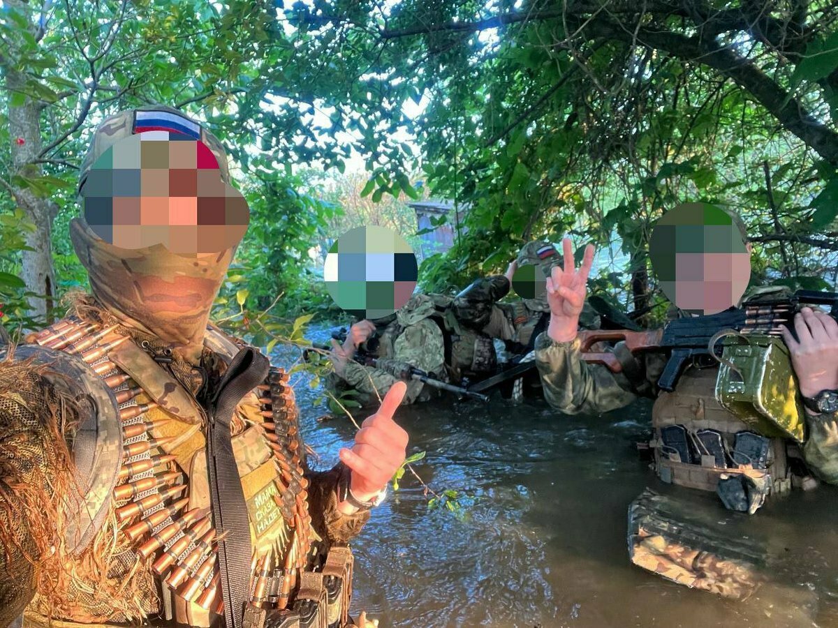 水壩被炸後，俄軍在赫松洪水淹沒的地區也被泡在齊腰深的水中。 圖：翻攝自推特帳號@NOELreports