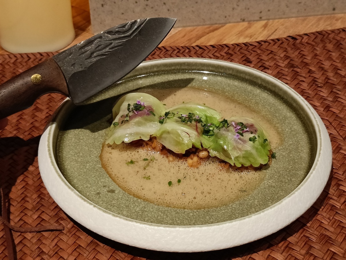 牛肉與牛尾湯的美味結合，搭配洋薏仁與蔬菜。唐復年/攝