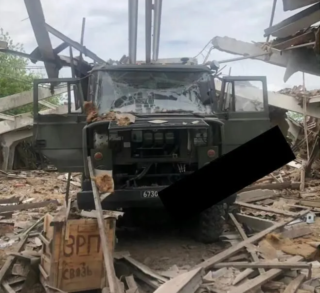 俄軍 S400 防空導彈系統的指揮車遭到襲擊，整輛車上佈滿了彈痕已經報廢。 圖：翻攝自陸網 