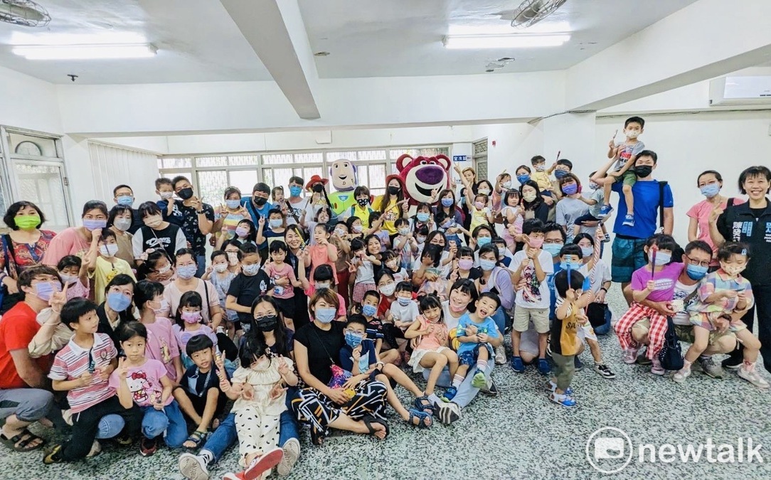 台南大雨未澆熄熱情  民眾黨親子活動湧入大批家庭參與 | 生活 | Ne