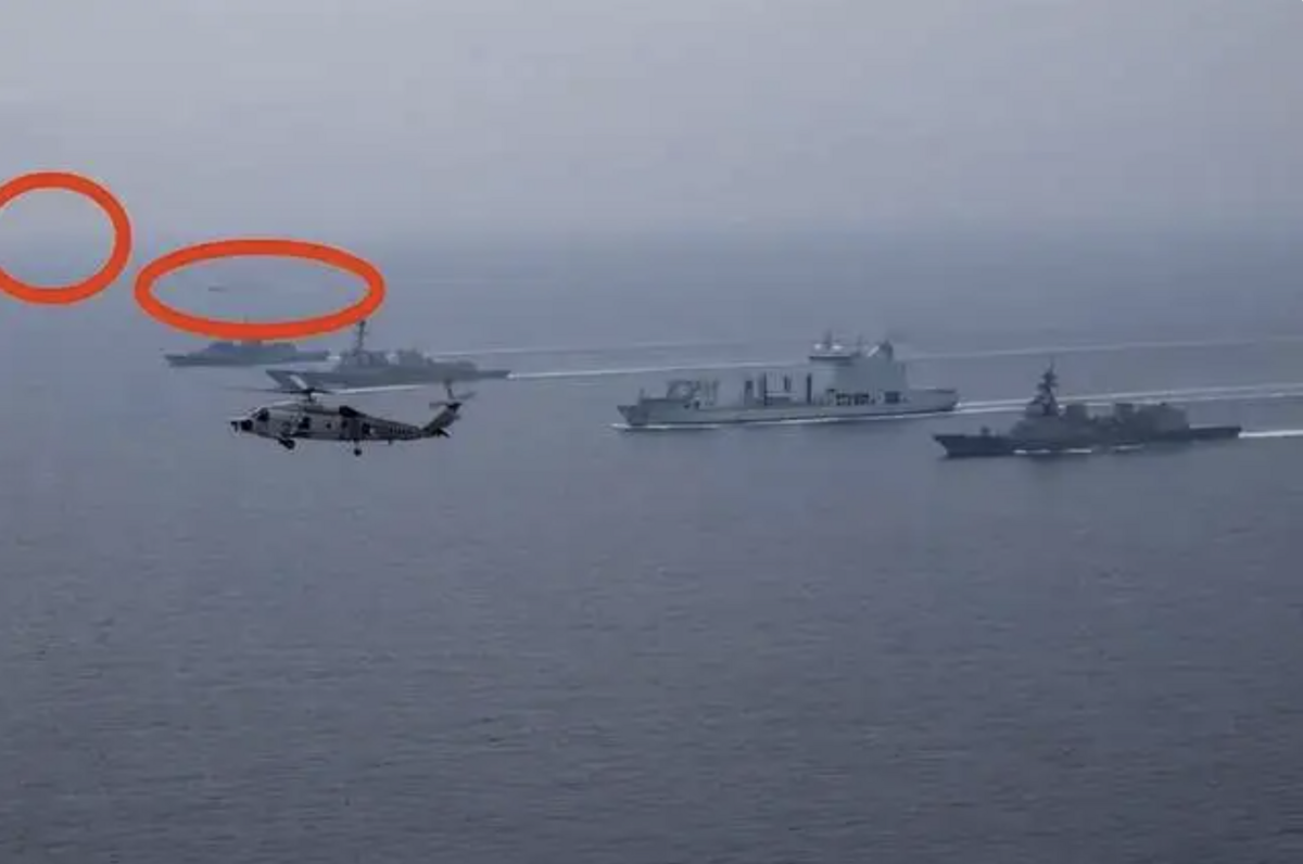 中共在四國聯合軍演時，派出解放軍艦(遠方紅圈處)「伴遊」，警告意味濃厚。 圖 : 翻攝自車馬點兵V