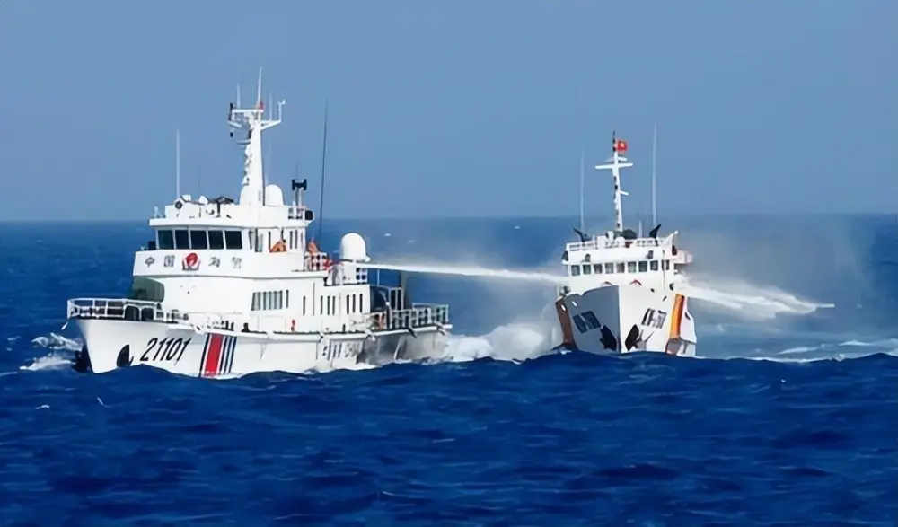 中方派出5901號海警船，以水砲驅離越南的漁政船。 圖：翻攝自騰訊網/車馬點兵V中國的科學考察船「向陽紅 10 號」前往萬安灘時，越南船隻以維護主權為名，試圖影響科考作業的進行。 圖：翻攝自車馬點兵v中國的科學考察船「向陽紅 10 號」前往萬安灘時，越南船隻以維護主權為名，試圖影響科考作業的進行。 圖：翻攝自車馬點兵v