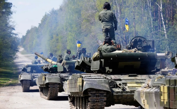 烏軍反攻的機械化旅坦克車隊。 圖 : 翻攝自軍機圖 烏軍反攻的機械化旅坦克車隊。 圖 : 翻攝自軍機圖