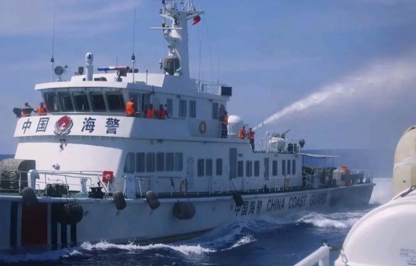  中國海警船發射水砲驅離菲律賓船隻。 圖 : 翻攝自鋒芒FM 