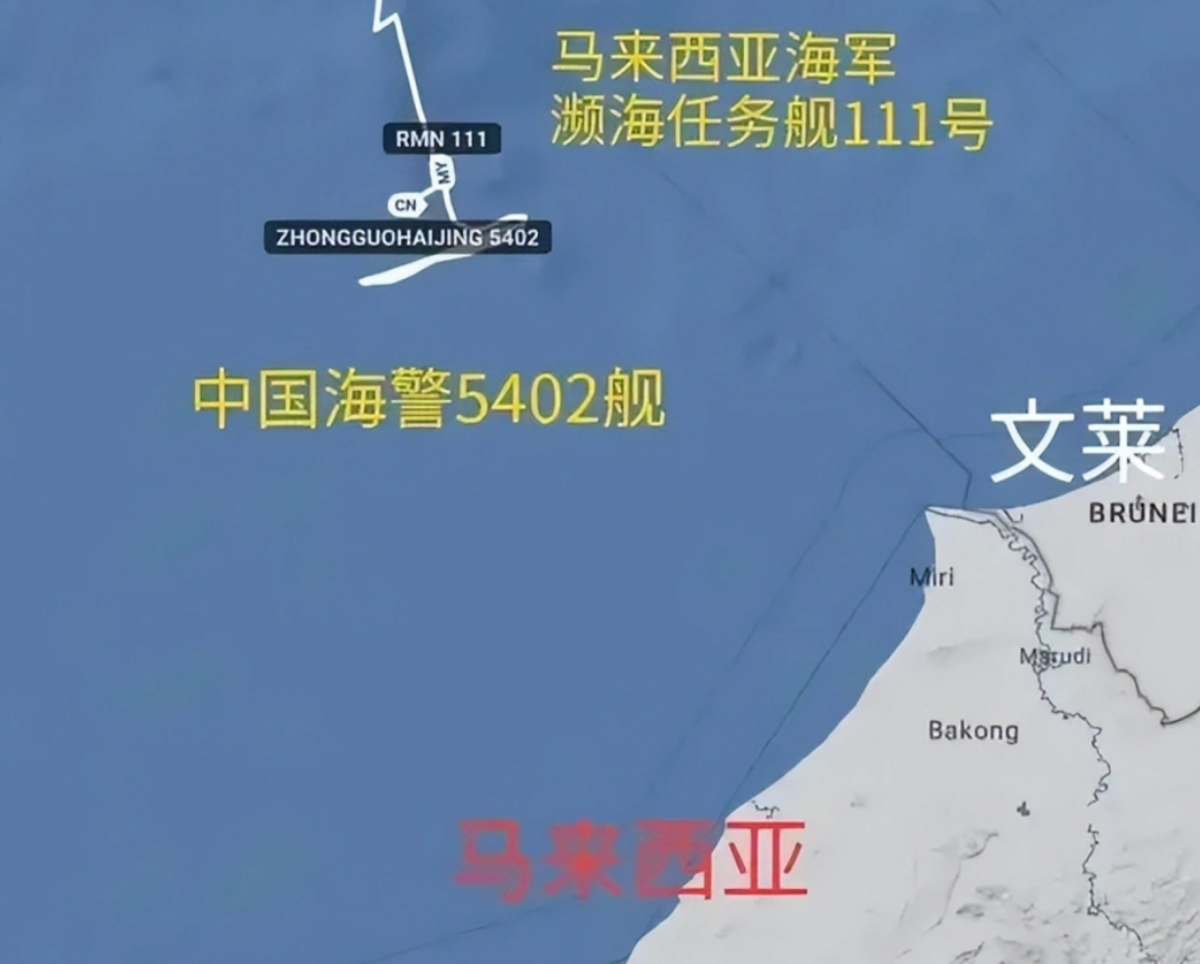 中國海警 5402 艦與馬來西亞RMN 111「格里斯」號瀕海任務艦在南海瓊台礁對峙圖。 圖：翻攝自河東三叔