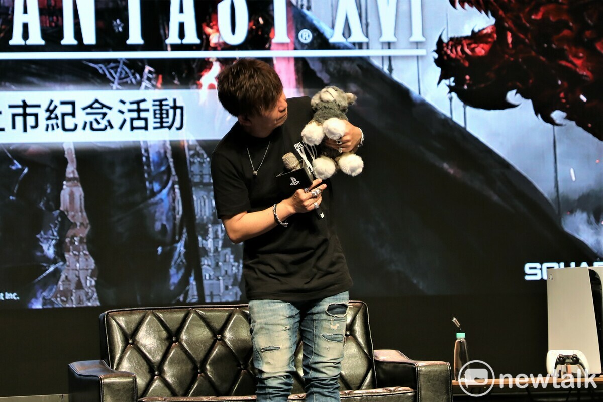 《FF16》遊戲製作人吉田直樹與「托加爾」（トルガル）賣萌互動 圖：蔡幸秀/攝