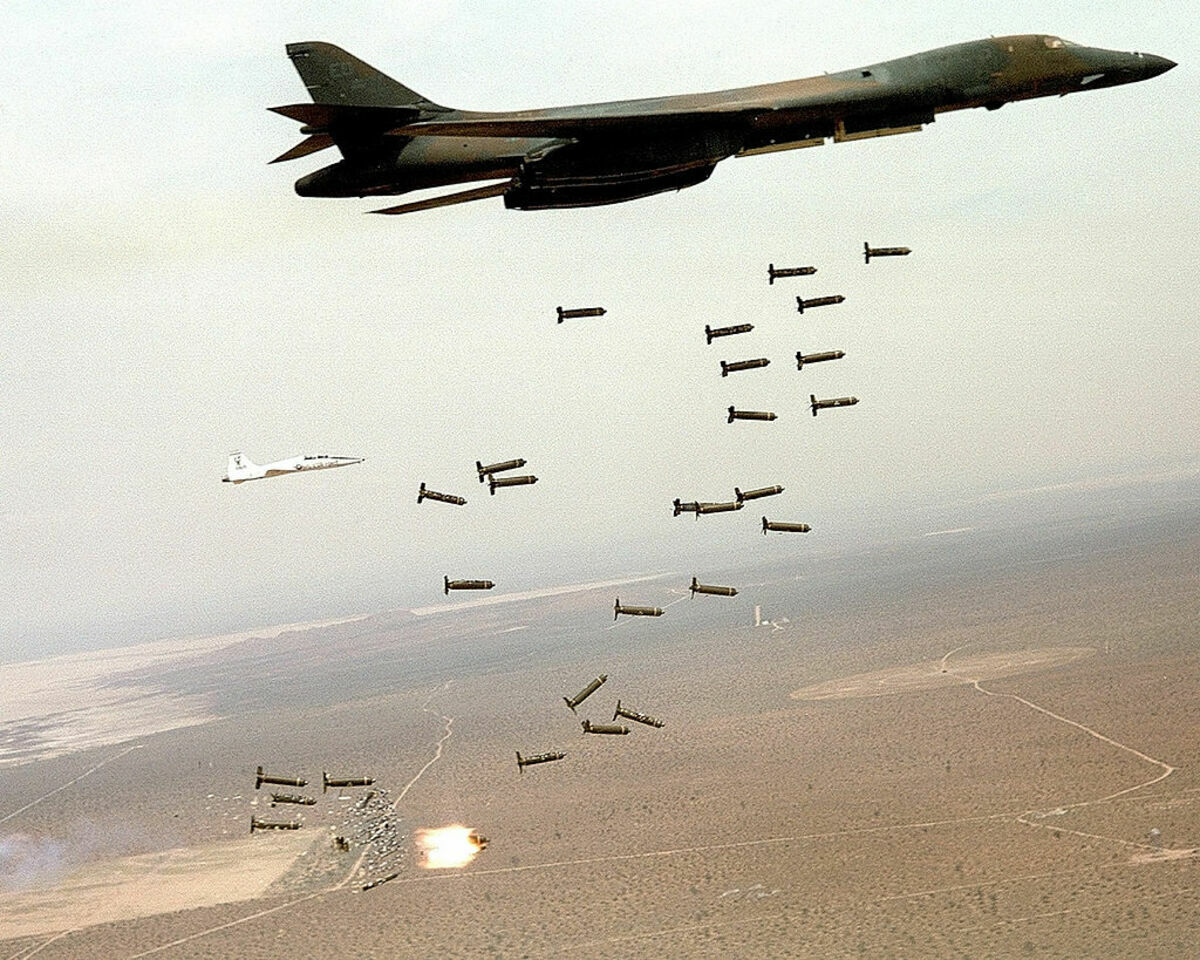 美國將向烏克蘭提供集束彈藥。圖為一架美國 B-1 槍騎兵轟炸機在投擲 MK20 石眼式集束彈藥。 圖：翻攝自維基百科