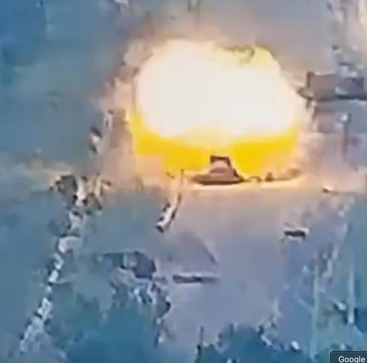 為了防止烏軍佔領克里希夫卡高地，俄軍對烏裝甲集群和兵力集結點使用 1 噸重的溫壓彈（Thermobaric bomb）進行火力壓制。 圖：擷取自中國軍事評論專欄「秦蓁說」