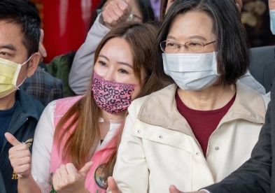 台北市議員陳怡君今(9)日表示,關於中山、北松山立委選舉,民進黨內人才濟濟,且願意為黨承擔重任,背水一戰者眾,希望賴清德主席可以正視從政黨員的心聲,不要捨近求遠,讓想為黨奮力一戰的黨員同志失望。 圖:截自陳怡君臉書