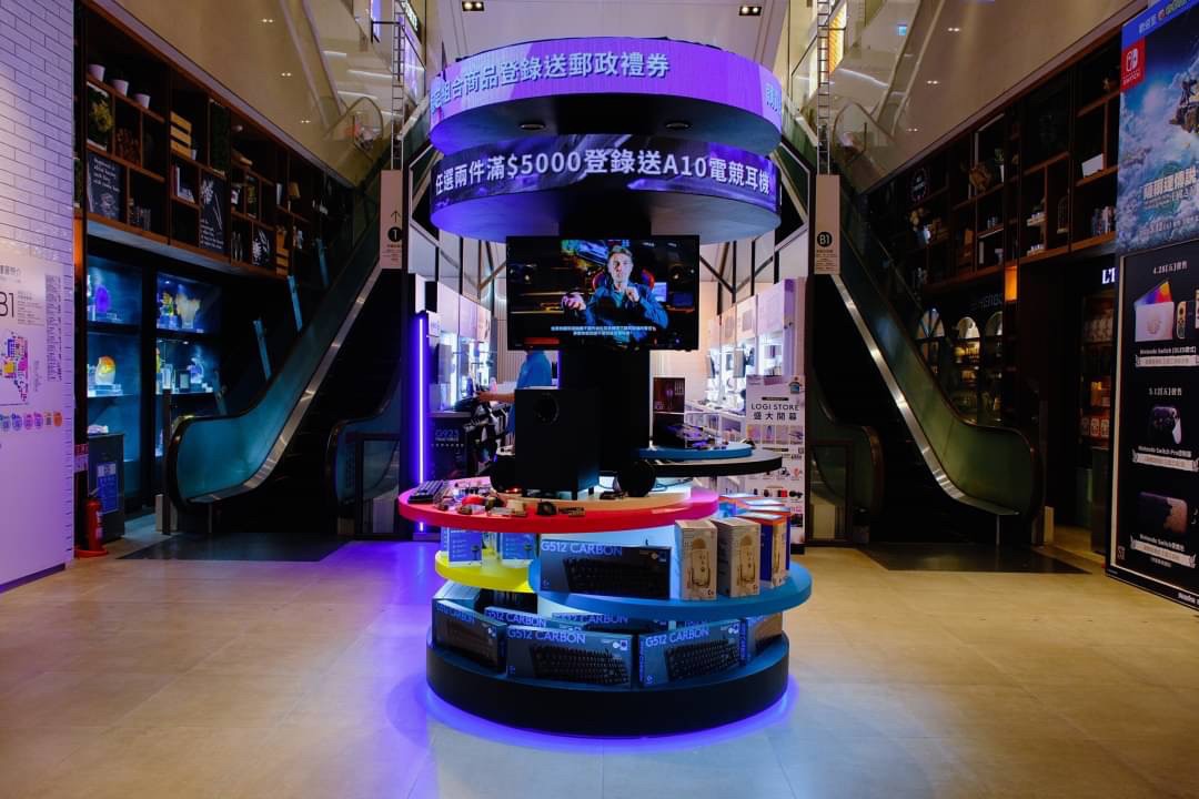 Logi Store 高雄漢神巨蛋快閃店於手扶梯旁、店入口處特別設置Logitech G 電競體驗專區，提供消費者繽紛多彩的商品選搭，以及實際體驗商品的高效功能 圖：Logitech/提供