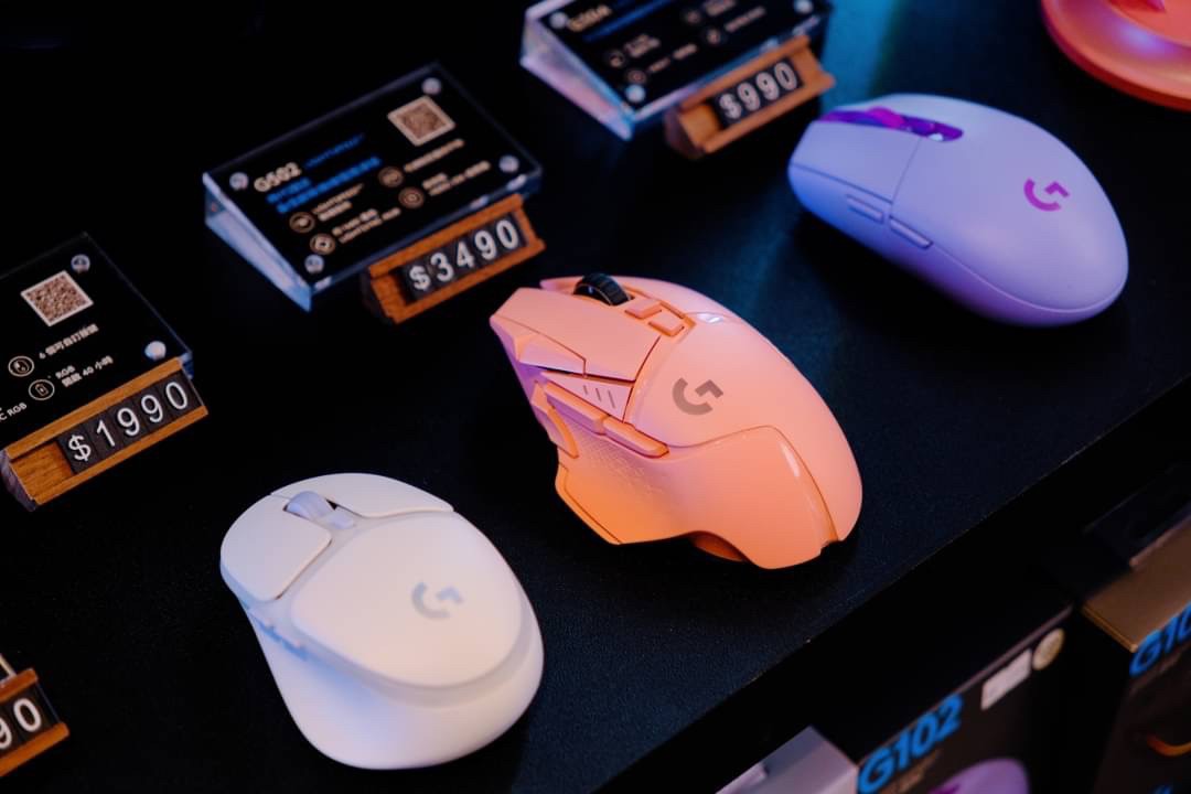 G502 Wireless高效能無線電競滑鼠推出全新杏色粉於高雄漢神巨蛋快閃店搶先實體通路首賣 圖：Logitech/提供