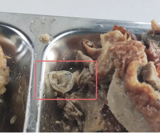 廣州市學生在學校食堂疑似吃到保險套，學校稱是鴨子眼球膜。 圖 : 翻攝自極目新聞