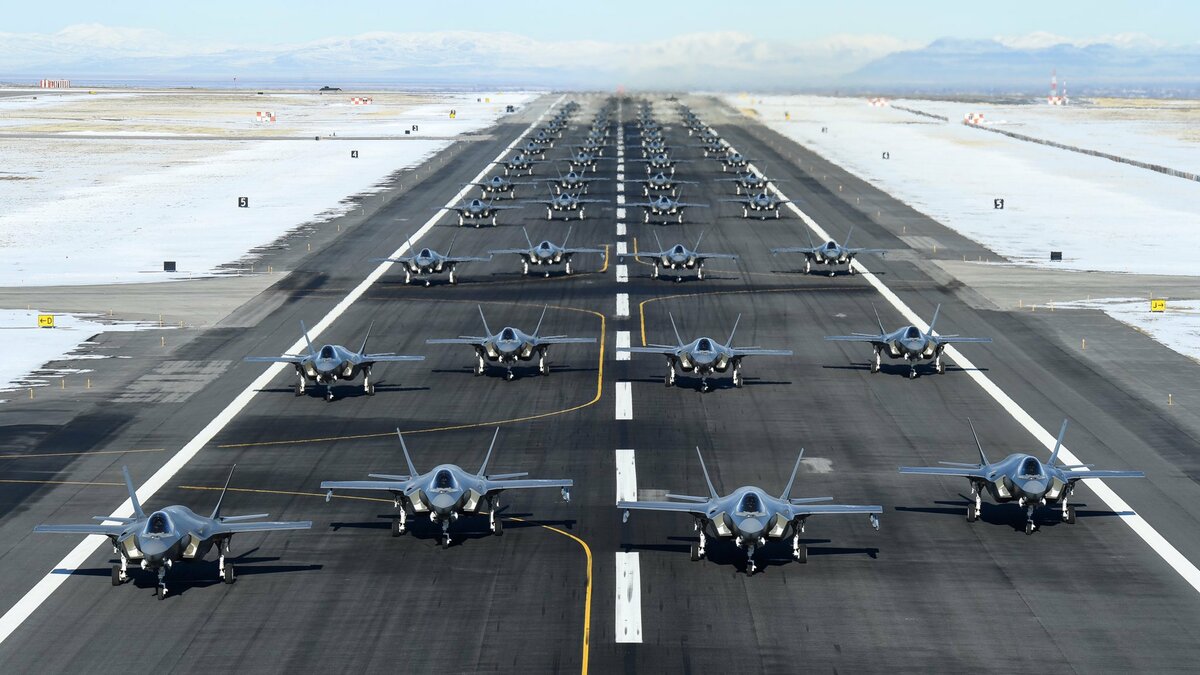 美國國防部長勞埃德·奧斯汀近期下令，向中東部署 F-35 和 F-16 戰鬥機以及托馬斯·哈德納號驅逐艦，以應對伊朗在荷姆茲海峽的活動。圖為美國戰機。 圖：翻攝自 OSINTdefender 推特