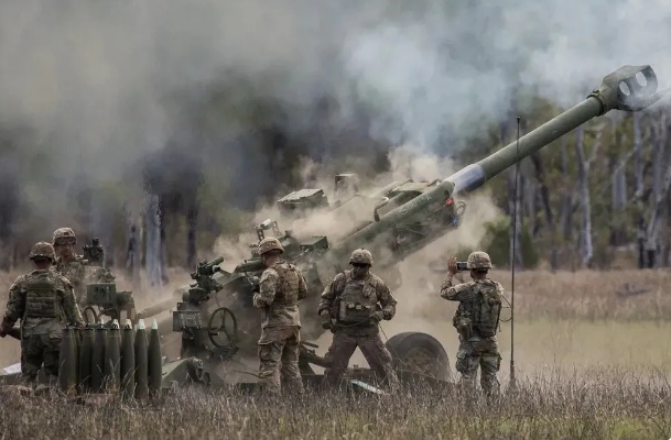 護身軍刀演習，地面部隊發射M777榴彈砲。 圖 : 翻攝自美國國防部