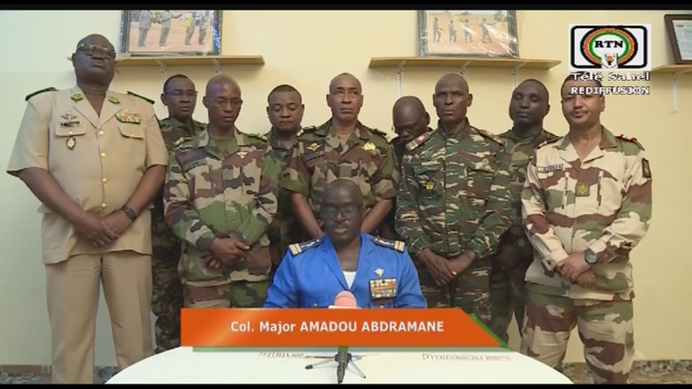 尼日前總統衛隊上校阿布德拉曼（前坐者）在 9 名軍人的陪同下，公開在電視聲明中宣布發動政變，軟禁總統巴祖姆（Mohamed Bazoum）。 圖：翻攝自薩赫勒電視台Télé Sahel 
