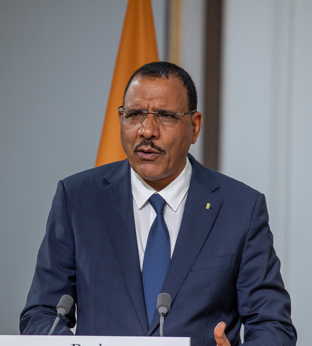 西非國家經濟共同體(ECOWAS)表示,已指示一隻部隊待命,準備營救巴祖姆總統。圖為巴祖姆。 圖:翻攝自尼日總統府官方網站 西非國家經濟共同體(ECOWAS)表示,已指示一隻部隊待命,準備營救巴祖姆總統。圖為巴祖姆。 圖:翻攝自尼日總統府官方網站