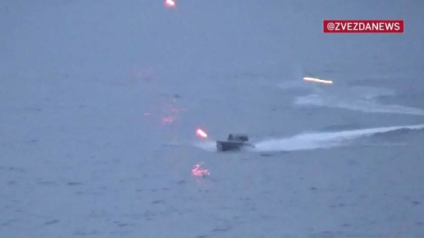 烏軍無人艇攜炸藥欲攻擊黑海俄艦，俄艦用火砲進行打擊。 圖 : 影片截圖烏軍無人艇攜炸藥欲攻擊黑海俄艦，遭俄艦擊毀爆炸。 圖 : 影片截圖烏軍無人艇攜炸藥欲攻擊黑海俄艦，遭俄艦擊毀爆炸。 圖 : 影片截圖