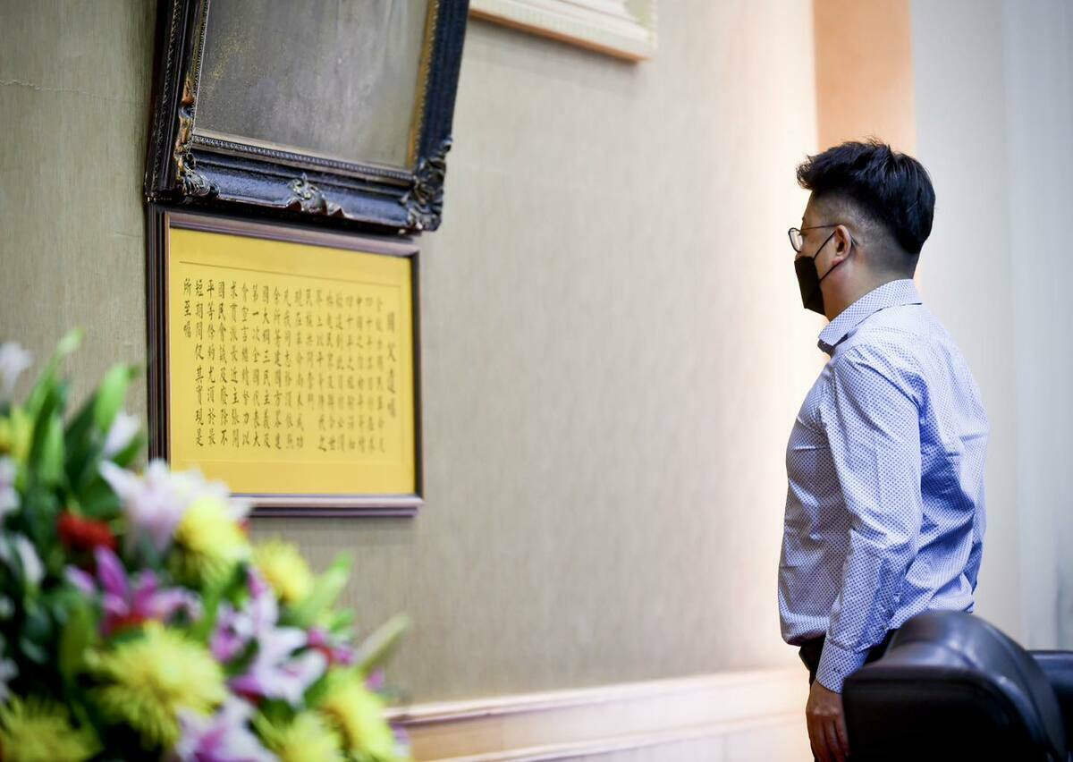 謝典林宣布退黨，但強調爺爺謝言信一直都是忠貞不二的國民黨黨員。取自謝典林臉書。