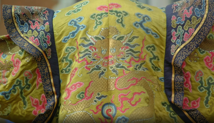 長袍背面的五爪金龍清晰可見,保存狀況良好。 圖:翻攝自Antique Roadshow 長袍背面的五爪金龍清晰可見,保存狀況良好。 圖:翻攝自Antique Roadshow