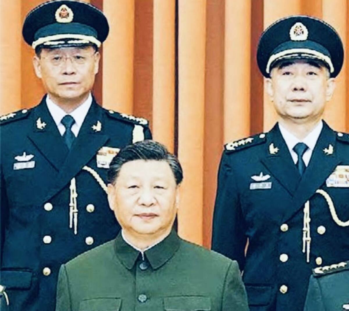  中國國家主席暨中央軍委會主席習近平（中）為新任火箭軍司令員王厚斌（後排左）、新任火箭軍政委徐西盛（後排右）晉升上將軍銜。 圖：翻攝央視 