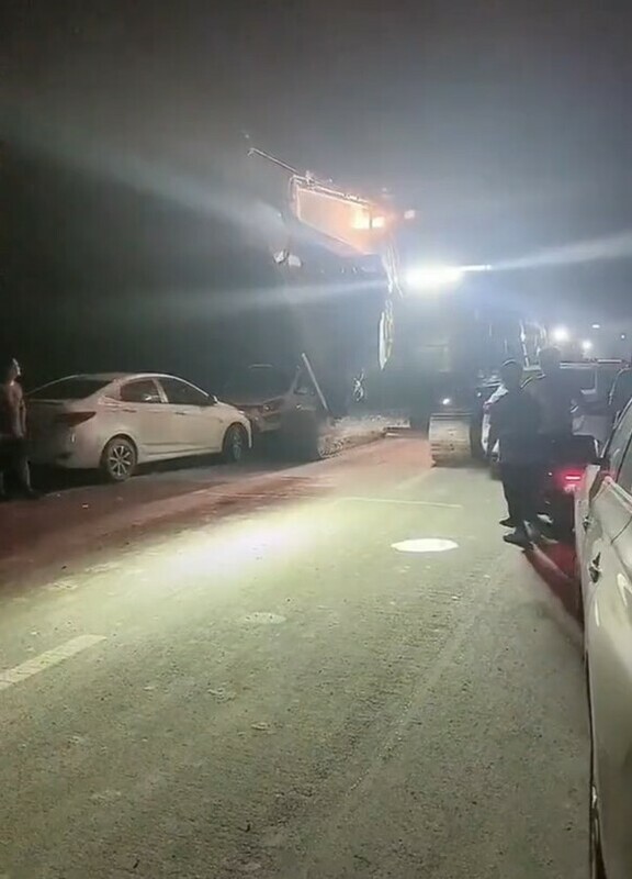 河北保定市轄下的高碑店政府派人試圖在沒有任何洩洪文件和批准的情況下,偷挖靠近112 國道的水壩洩洪,被當地民眾發現並阻止。 圖:翻攝自李老師不是你老師推特 河北保定市轄下的高碑店政府派人試圖在沒有任何洩洪文件和批准的情況下,偷挖靠近112 國道的水壩洩洪,被當地民眾發現並阻止。 圖:翻攝自李老師不是你老師推特
